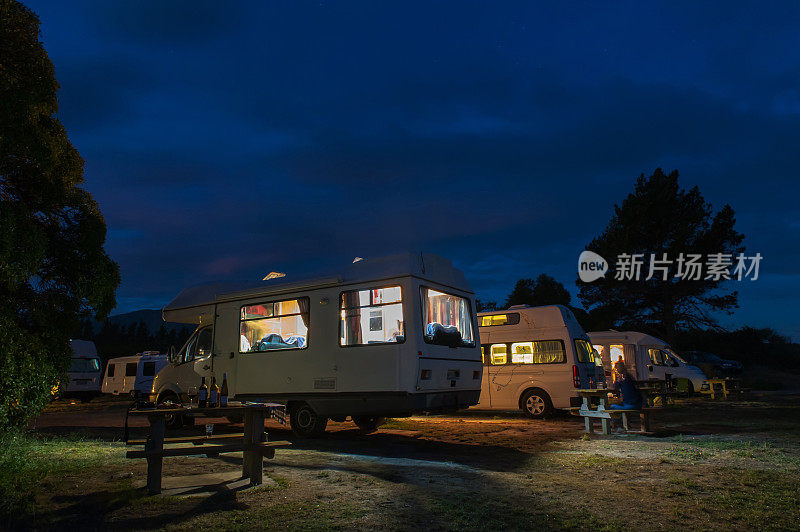 露营者露营在Peketa海滩，凯库拉，新西兰