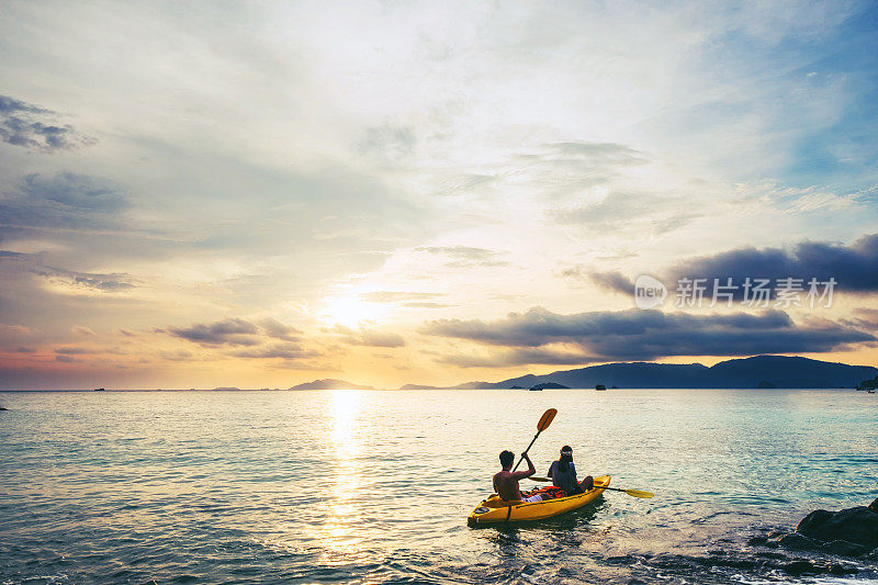 情侣皮划艇在日落，假期假期夏季时间，复古的调子