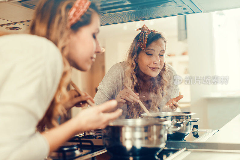 年轻女子在厨房做饭