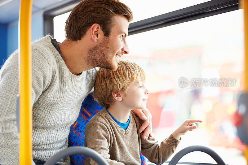 父子一起享受巴士之旅