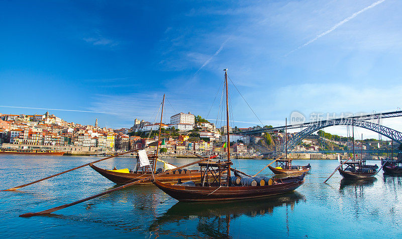 古老的波尔图和传统的船和酒桶，葡萄牙