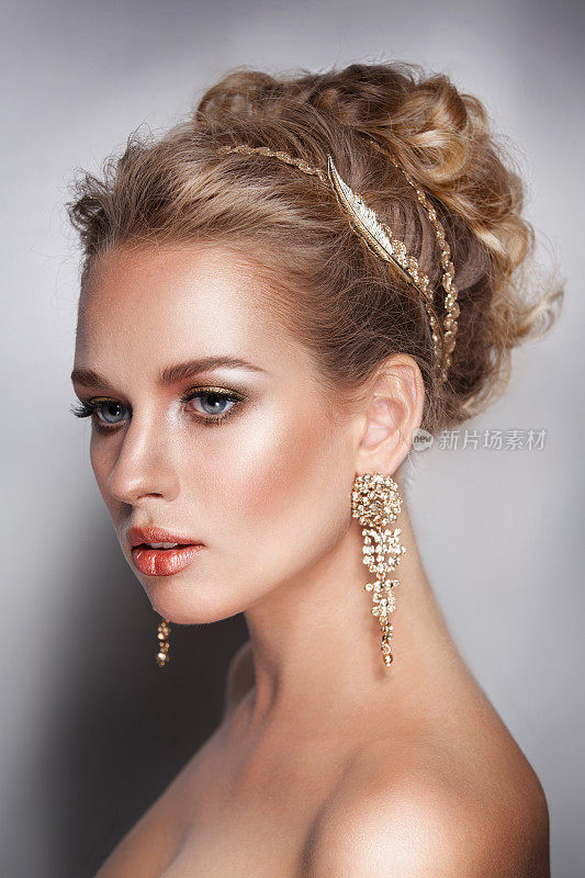 金发美女肖像与金发珠宝和耳环