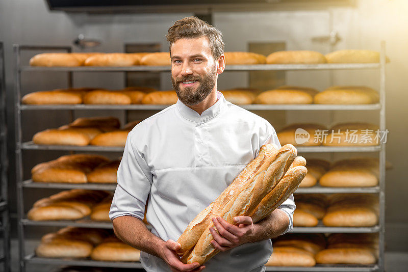 面包师拿着长棍面包