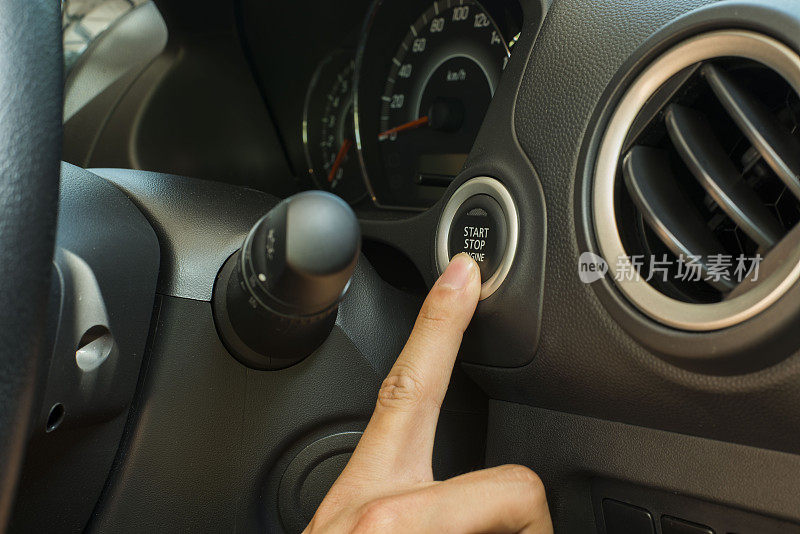 用手指按一辆小车的启动和停止按钮