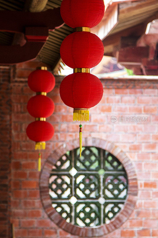 中国传统园林中挂着红灯笼