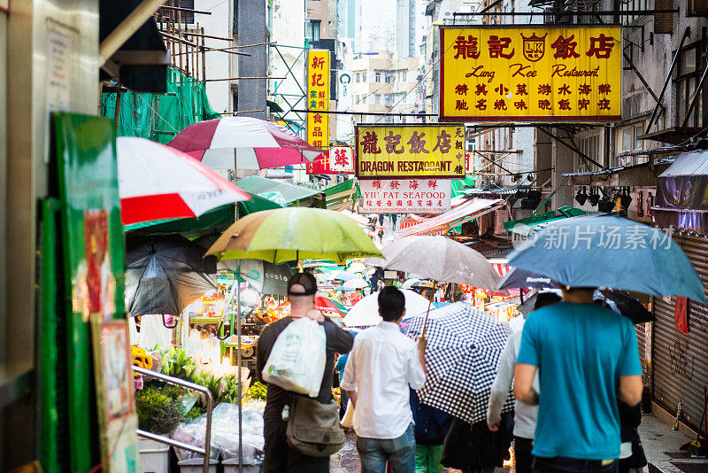 一群购物者在中国香港的露天市场中穿行