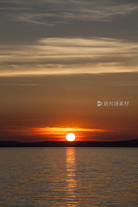 完美的日落在海上