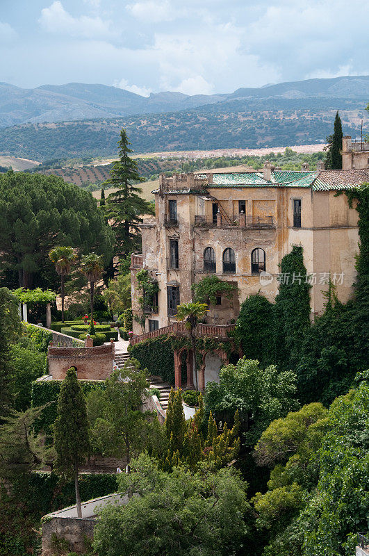 豪华的西班牙别墅和花园在山区