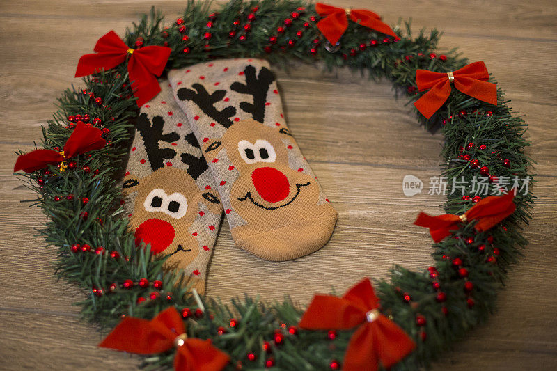季节性的冬季袜子由圣诞节装饰