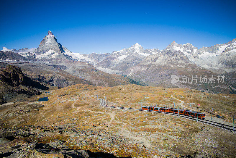 在瑞士阿尔卑斯山的火车