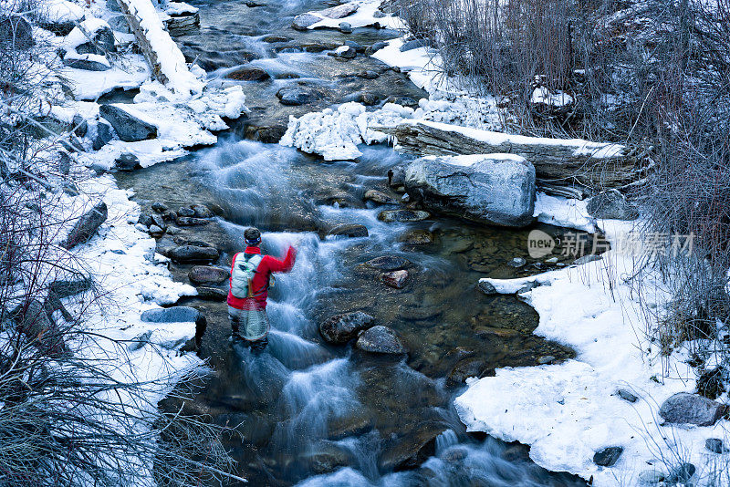 人飞钓鱼山区小溪在冬天