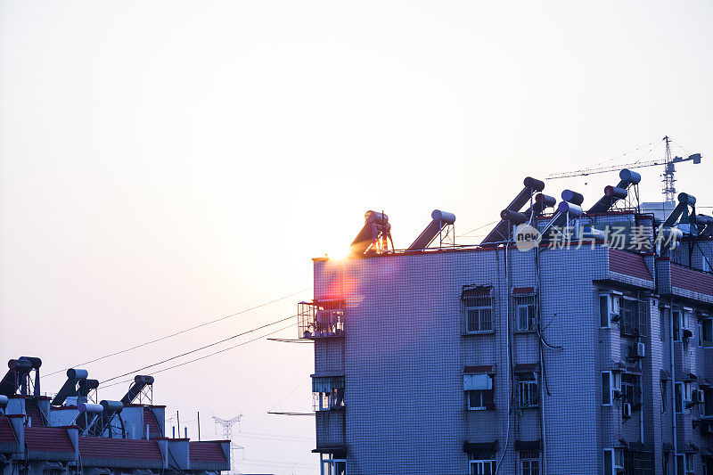 住宅建筑顶部的太阳能热水器