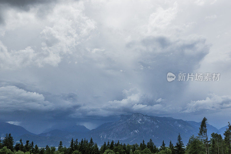 阿尔卑斯山上戏剧性的夏日云景