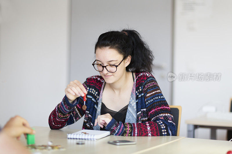 女学生在教室里做科学实验