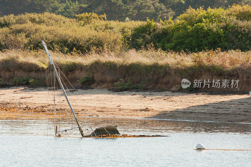 在海滩附近浅水中沉没的游艇