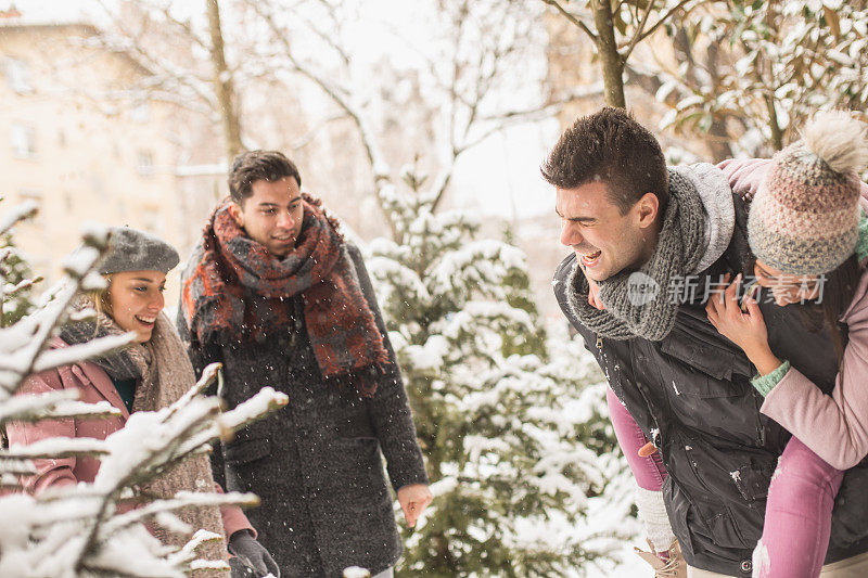 在雪天与朋友的欢乐时光