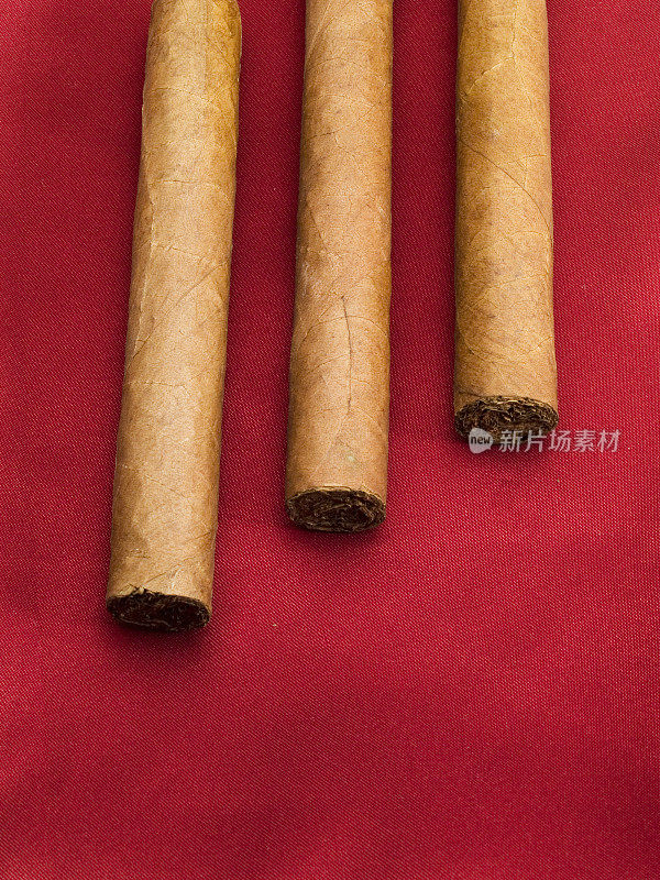 三支红缎子雪茄