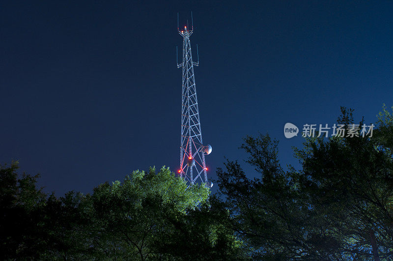 夜间有天线的高无线电塔