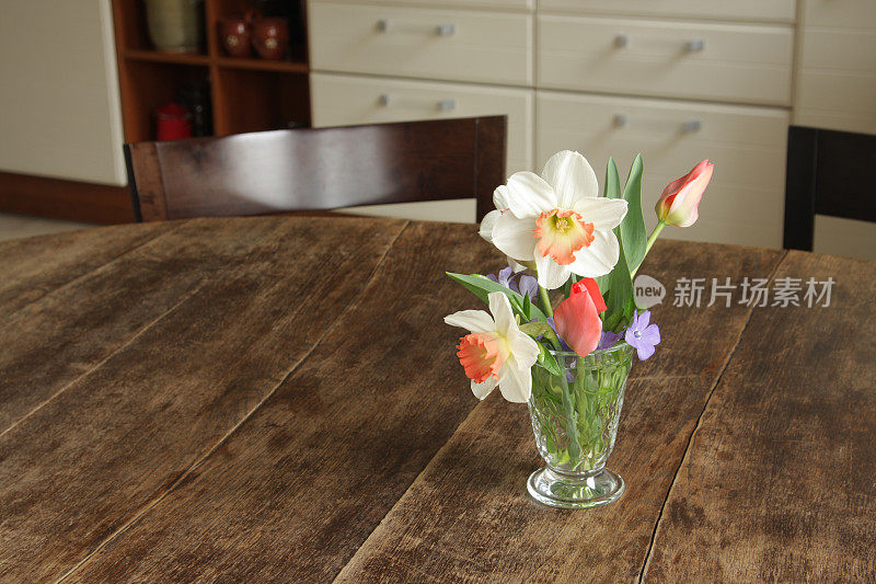 桌上放着花