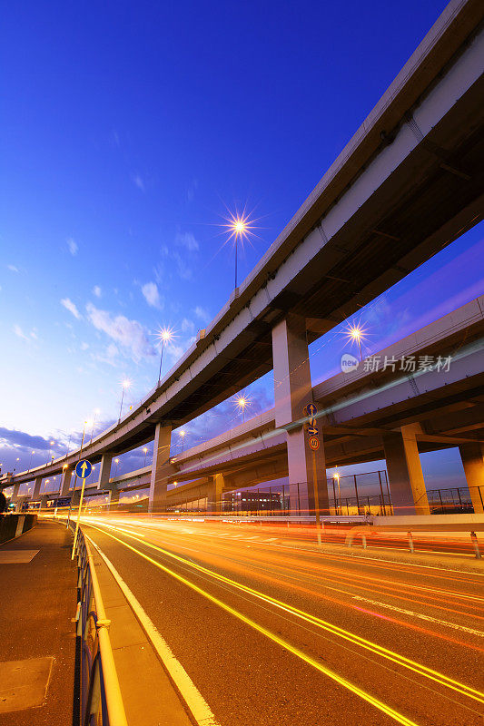 高速公路上的交通通道