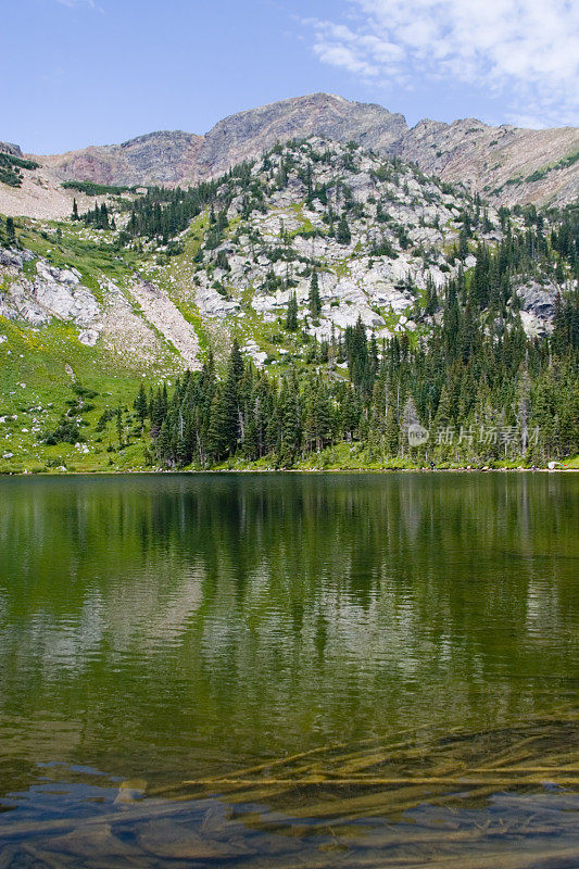 位于印第安山峰荒野的科罗拉多火山口湖