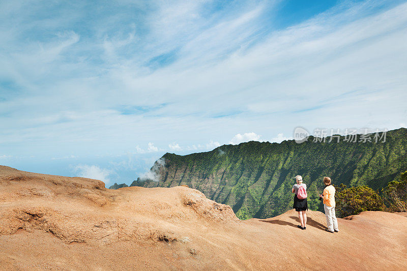 游客在夏威夷考艾岛的那不勒斯海岸徒步旅行