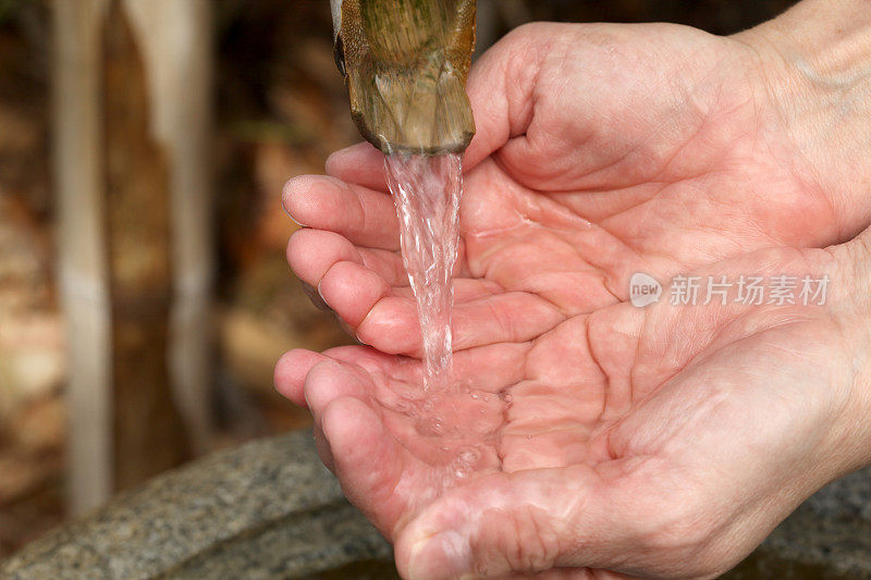 水流入手中