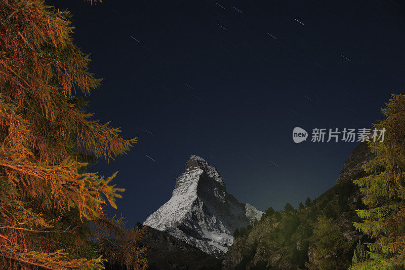 夜间有星迹的马特洪峰