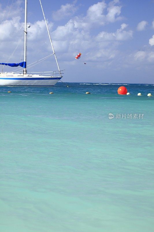 帆船停泊在坎昆碧绿的海，加勒比里维埃拉玛雅