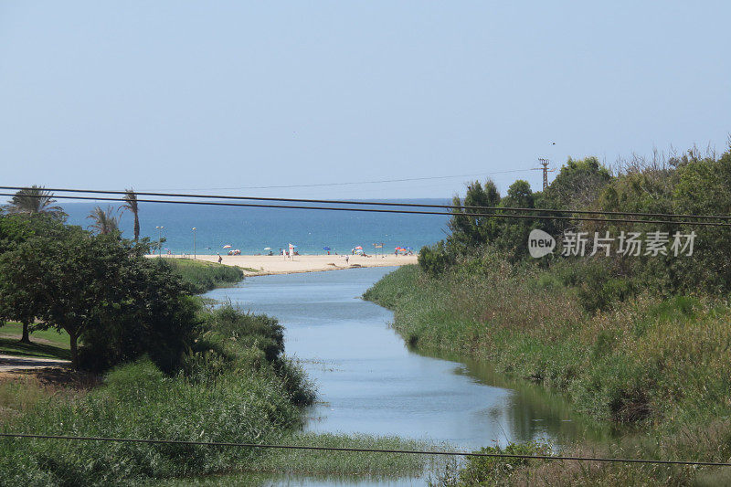 河流流入大海