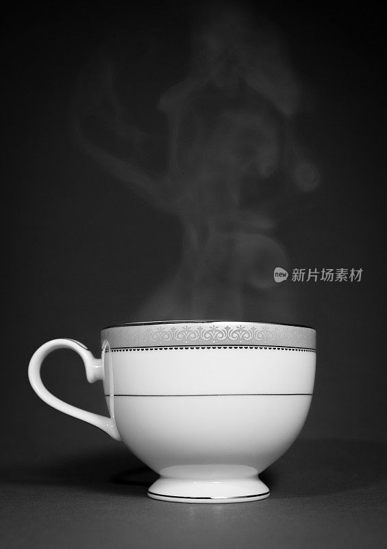 华丽的蒸汽茶杯
