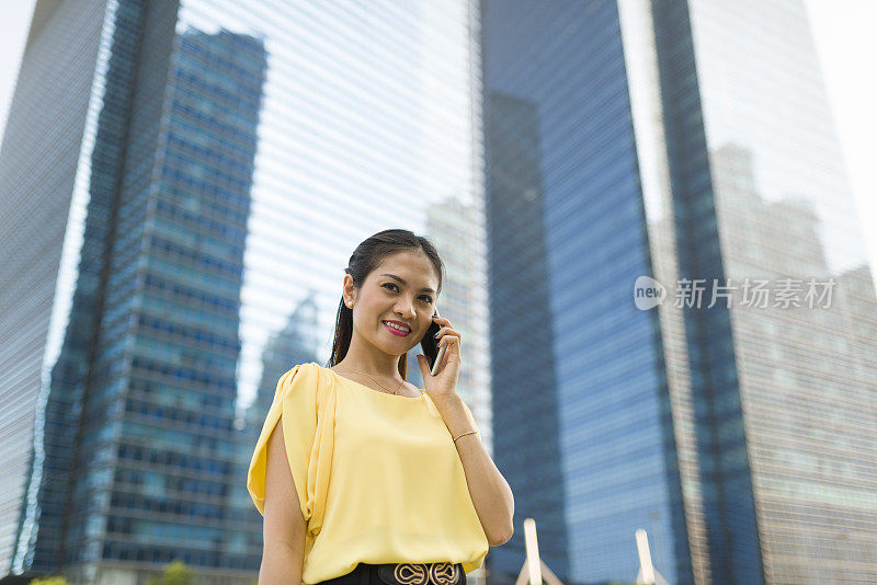 一个亚洲女人在室外打电话