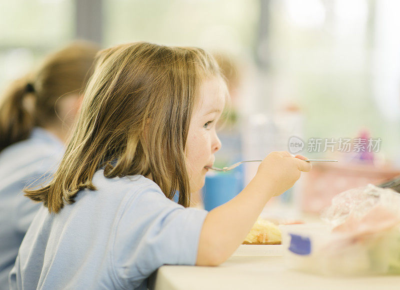 年轻女孩吃热学校晚餐英国