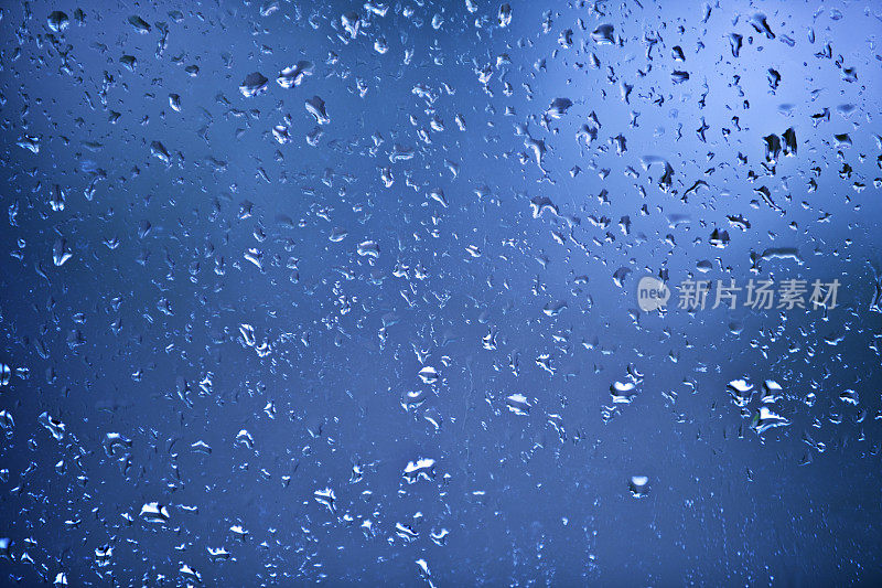 玻璃上的蓝色雨滴