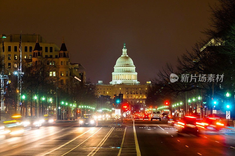 华盛顿特区国会山夜间的交通状况