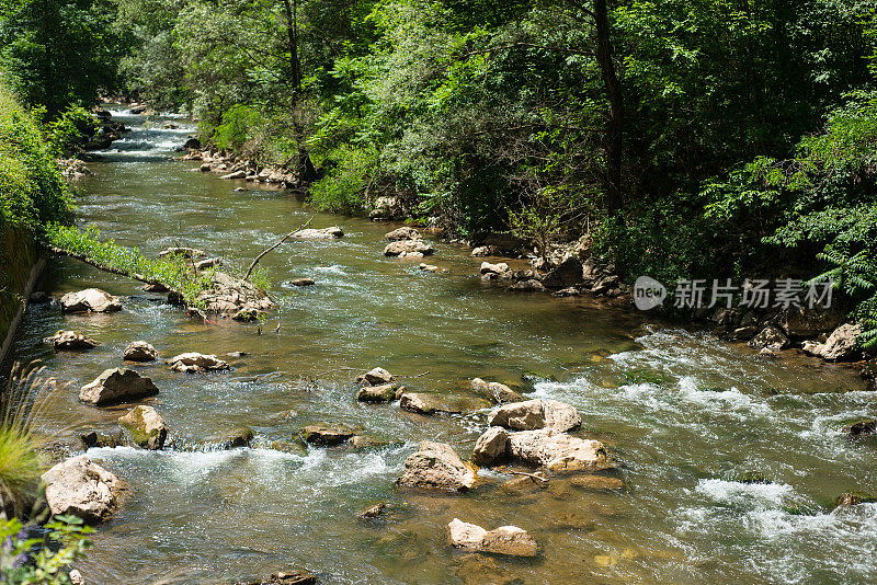 山河景观有岩石、岩石圈峡谷