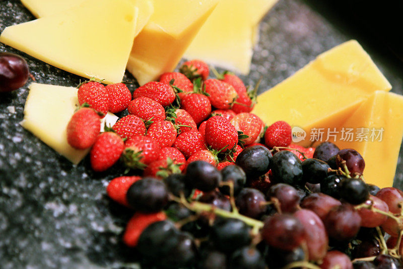 草莓配黄色的奶酪和葡萄