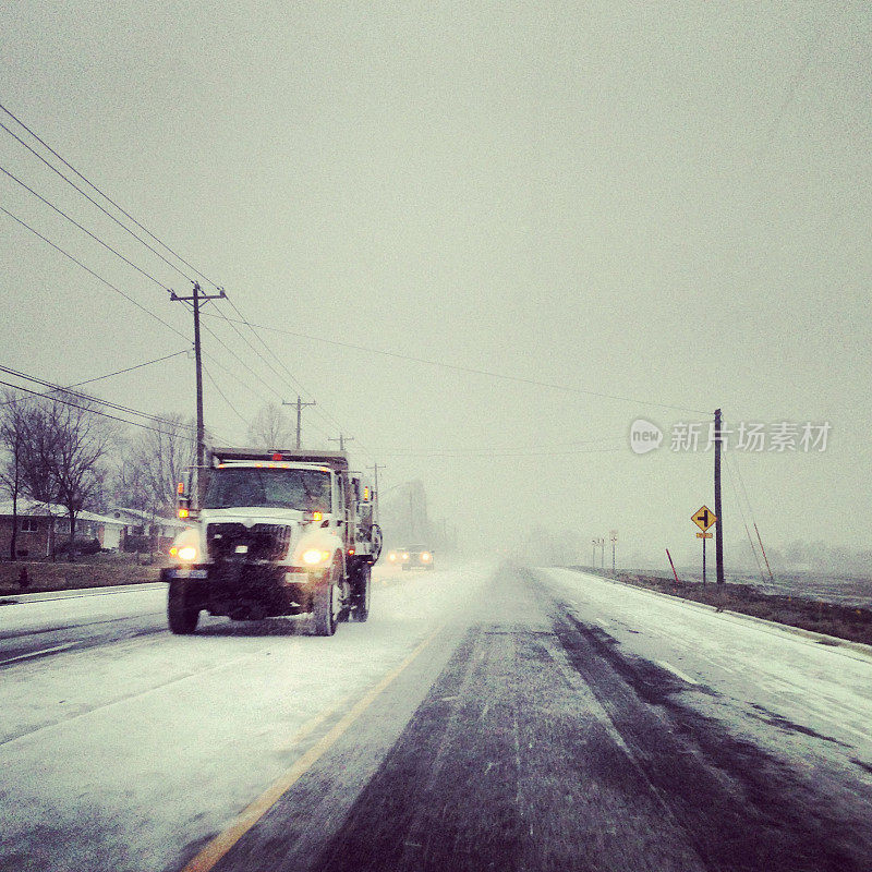 冰冷的雪路