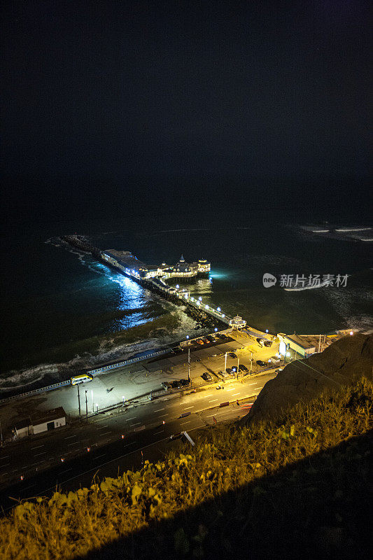 利马海岸线的夜景