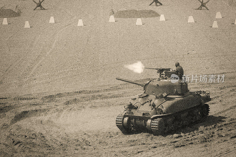 第二次世界大战谢尔曼坦克在战场上发射武器