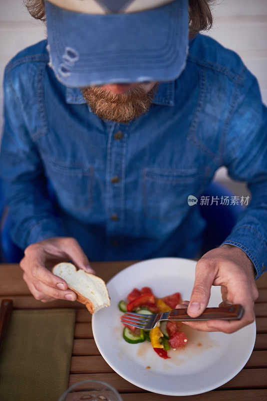 时髦男人在吃晚餐