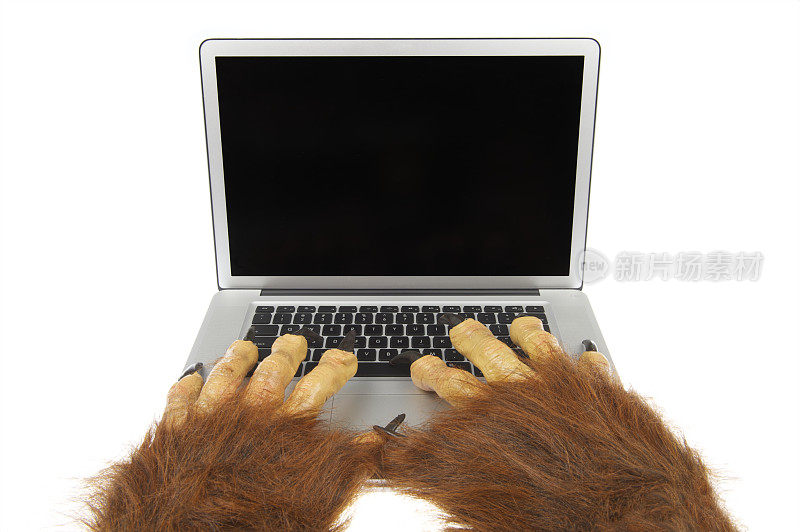 可怕的怪物万圣节手使用笔记本电脑与空白屏幕