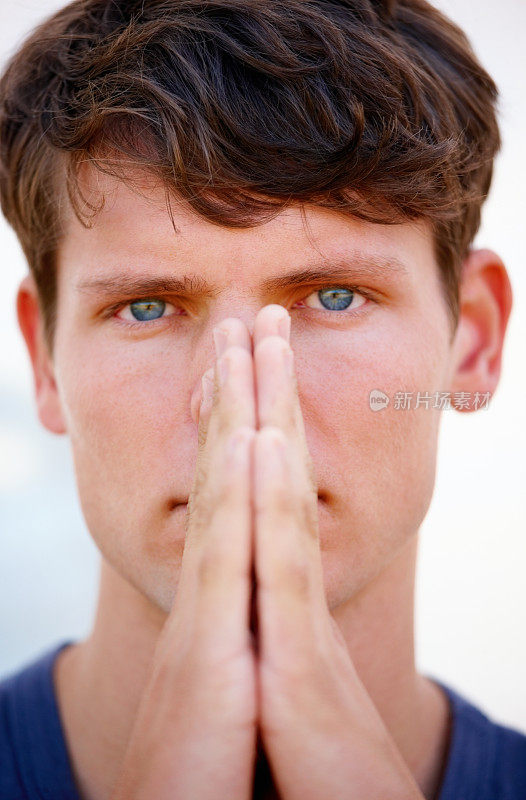 特写的一个男孩与蓝色眼睛的手