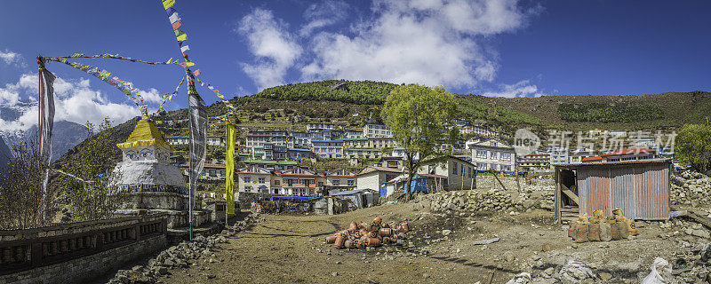 尼泊尔喜马拉雅山夏尔巴人村的纳姆什市集，经幡，佛塔，茶室