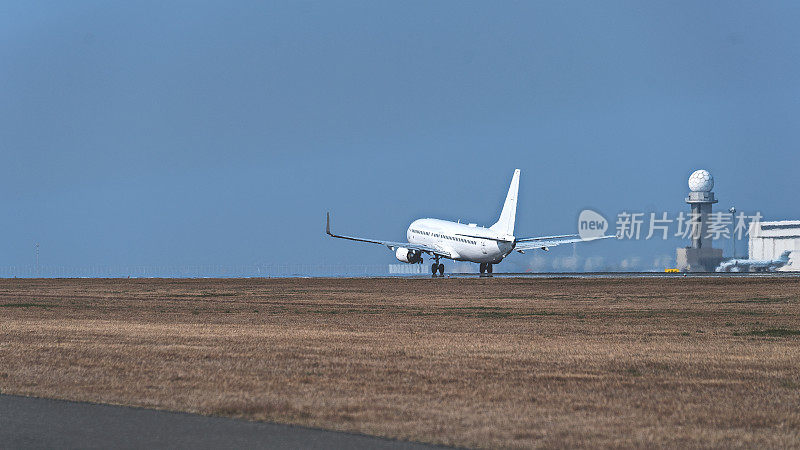 一架喷气式飞机从机场跑道上起飞