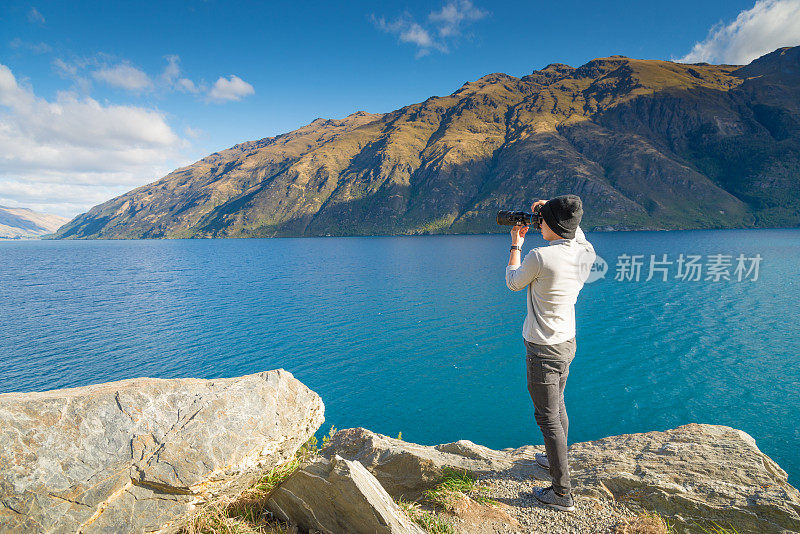 年轻的旅行者在新西兰的皇后镇拍照