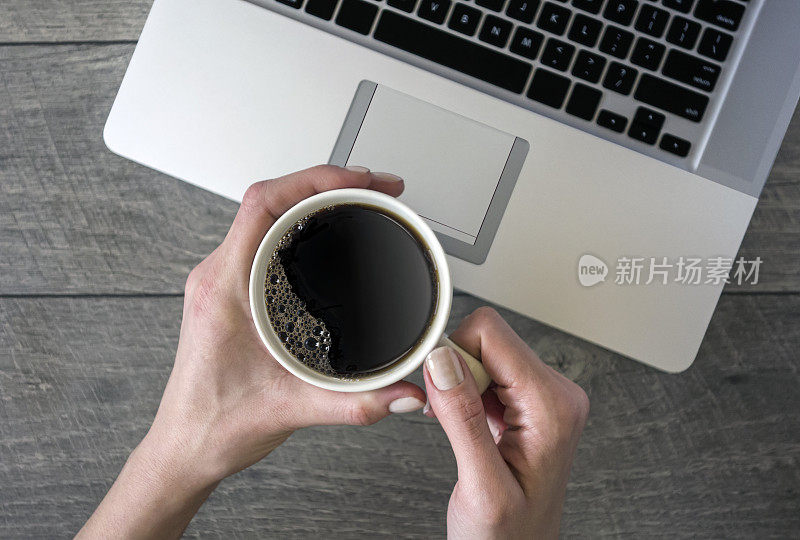 咖啡和笔记本电脑
