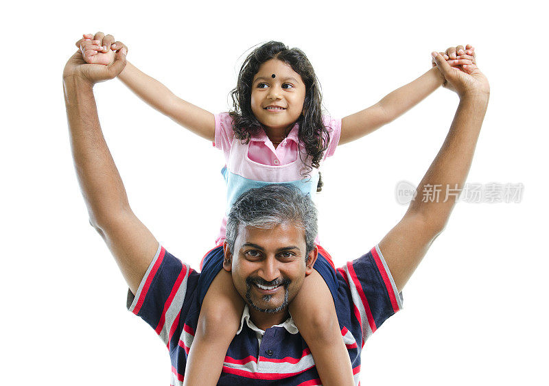 印度父亲背着她的女儿
