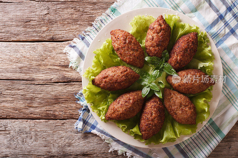阿拉伯菜:肉类开胃杂烩在盘子上的特写
