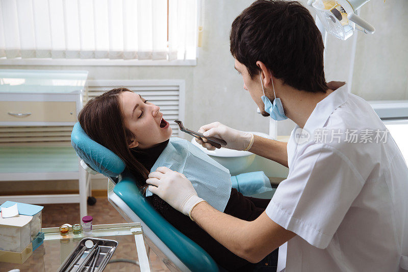 牙科医生为女性病人做牙齿检查